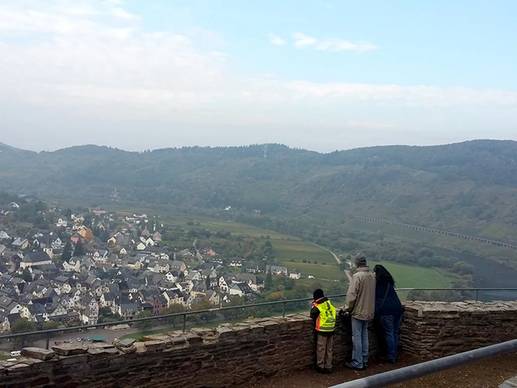 Blick von der Aussichtsterrasse auf das Dorf im Tal.